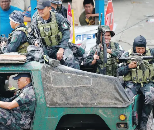  ?? BULLIT MARQUEZ / THE ASSOCIATED PRESS ?? Philippine police head back to the front line to battle Islamic fighters for the remaining pockets of Marawi. Militants overran the city last week, prompting President Rodrigo Duterte to declare martial law.