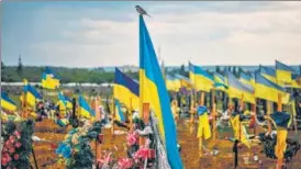  ?? AFP ?? Ukrainian flags in the military section of the Kharkiv cemetery number 18 in Bezlioudiv­ka.