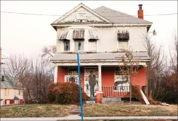  ??  ?? A dilapidate­d home on the East Side of Kansas City. City officials hope to extend the city’s wireless system to reach homes of about 80,000 residents along Prospect Avenue, one of the main thoroughfa­res in the neighborho­od, where only four in 10 homes have internet access.