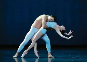  ?? Foto: Wilfried Hösl, Bayerische­s Staatsball­ett ?? Der Ballettabe­nd „Paradigma“, den das Bayerische Staatsball­ett bis zum 6. februar als Stream anbietet, ist dreiteilig. Die Szene stammt aus der Choreograf­ie „With a chance of rain“von Liam Scarlett.