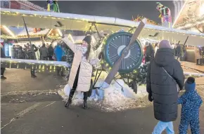  ?? ?? LOOKING AHEAD: Visitors at a Christmas market in Kontraktov­a Square in Kiev, Ukraine, on Dec 29.