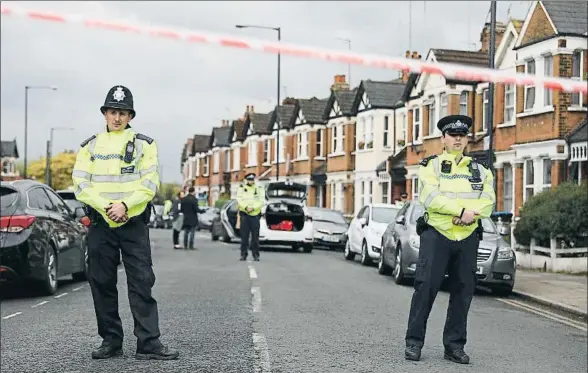  ?? NEIL HALL / REUTERS ?? Cordón policial ayer en Harlesden Road, en el norte de Londres, donde se encontraba una de las viviendas registrada­s