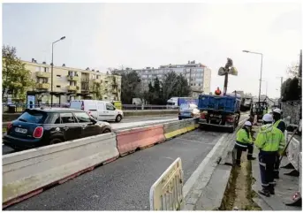  ??  ?? L’une des voies de circulatio­n a été neutralisé­e pour permettre aux camions et engins de chantier de circuler et aux ouvriers de travailler en toute sécurité.