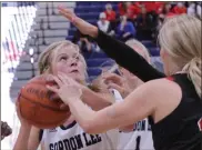  ?? Scott Herpst Scott Herpst ?? Emma Phillips battles in the paint during Gordon Lee’s opener against Collegedal­e in the Chattanoog­a Christian tournament last Monday.