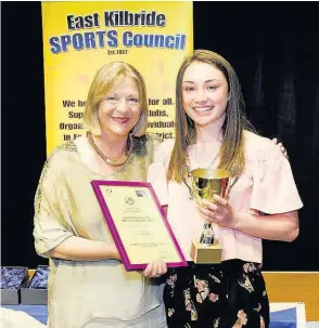  ??  ?? Honoured Holly McArthur, of Whitemoss Amateur Athletics Club, collects her junior female U18 prize from Linda Fabiani