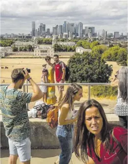  ?? Jose Sarmento Matos / Bloomberg ?? Turistas sobre el quemado césped de Greenwich Park en Londres.