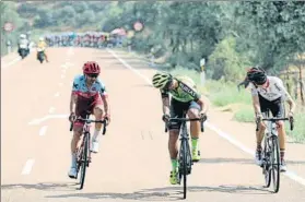  ?? FOTO: EFE ?? Tiago Machado, Héctor Sáez y Jorge Cubero, viendo el final de su fuga de 190 kms