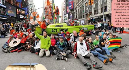  ??  ?? ASCOLTATEC­I! Nato nell’aprile 2018 in Gran Bretagna, il collettivo Extinction Rebellion punta ad azioni dimostrati­ve assolutame­nte non violente. Nella foto, sit-in a New York.