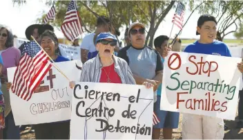  ??  ?? Activistas se manifestar­on el sábado 6 de octubre en Tornillo, Texas, para expresar su rechazo a la separación de familias migrantes.