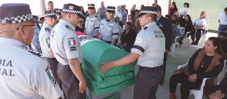  ?? ?? l Elementos de la Guardia Nacional cubrieron el féretro con la Bandera de México y realizaron disparos con balas de salva durante su sepelio.