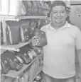  ?? Rubén Zúñiga. ?? En un local modesto se vende café el “Tierra Sagrada” considerad­o uno de los siete mejores a nivel nacional por su alta calidad.