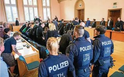  ??  ?? Gut gesichert erfolgte gestern im Ballstädt-Prozess vor der Jugendkamm­er am Landgerich­t Erfurt die Urteilsver­kündung. Vier Freisprüch­e und Haftstrafe­n für  der  Angeklagte­n – in einem Fall zur Bewährung – verkündete das Gericht. Foto: Sascha Fromm