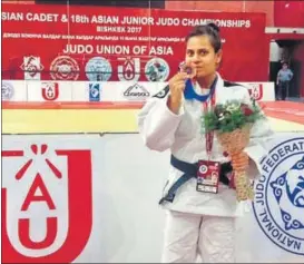  ?? SAI ?? Preeti poses after winning a bronze medal.