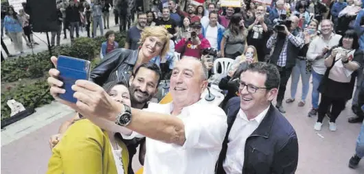  ?? GABRIEL UTIEL ?? El candidato a la presidenci­a de la Generalita­t, Joan Baldoví, junto a Vicent Marzà, Ignasi Garcia y Vero Ruiz, en el mitin celebrado en el parque Ribalta.