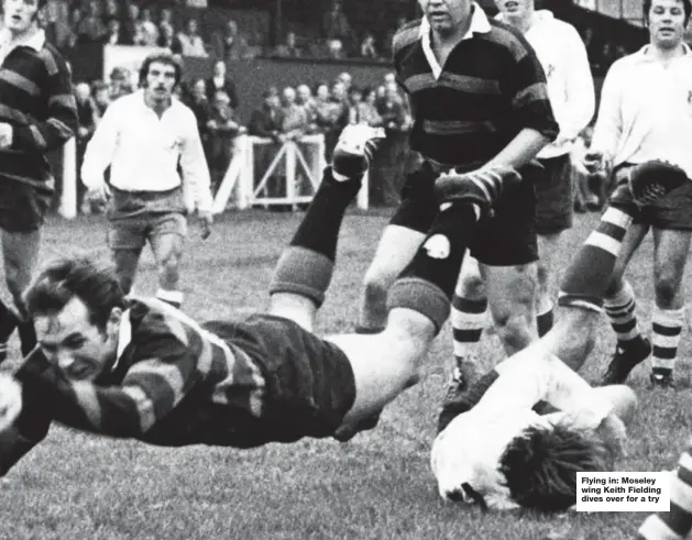  ?? ?? Flying in: Moseley wing Keith Fielding dives over for a try