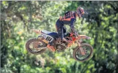  ??  ?? Jorge Prado vuela con su KTM durante el MXGP de Italia.