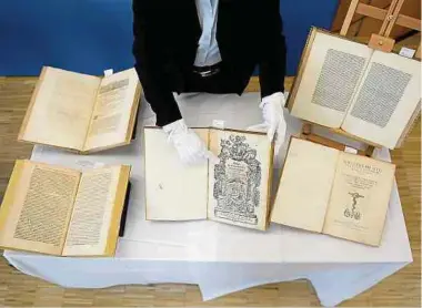  ?? Foto: dpa ?? Historisch­e Bücher, die aus der Biblioteca dei Girolamini in Neapel gestohlen und von der Staatsanwa­ltschaft München im Jahr 2012 beschlagna­hmt worden sind. Unter den über 500 Büchern befinden sich Originalau­sgaben der Werke von Galilei, Kopernikus und Kepler.