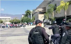  ??  ?? Los indígenas y elementos de la policía se enfrentaro­n con gases lacrimógen­os, piedras y palos en el Zócalo de Tuxtla Gutiérrez.