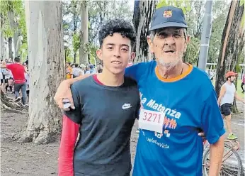  ?? ?? Dúo. Hernán y su abuelo Julio, que cuidaba el césped del Viejo Urbano.