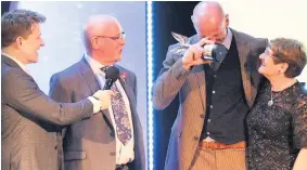  ?? DAVID DYSON ?? Sporting Inspiratio­n award winner Gareth Thomas at the Pride of Sport Awards with mum and dad Barry and Yvonne and presenter Ben Shephard