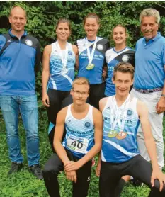  ?? Foto: Johann Kohler ?? Sie waren im Jahr 2020 die erfolgreic­hsten Athleten bei der SpVgg Auerbach/Streit‰ heim: (vorne von links) Lucas Wiedemann, Tobias Stiastny, (hinten von links) Trainer Roland Stiastny, Sophia Müller, Angela Stockert, Emily Schuster und Trainer Lothar Schmitt.