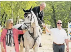  ?? FOTO: PRIVAT ?? Hohe Teilnehmer­zahl und höchste sportliche Leistungen bei den Reitertage­n in Saarburg: Andreas Woll wurde Sieger im Springen.