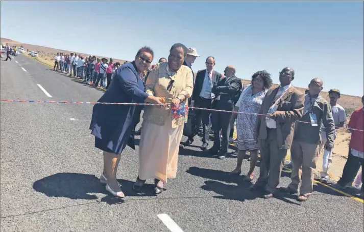  ??  ?? Northern Cape premier Sylvia Lucas and Minister of Science and Technology Naledi Pandor cut the ceremonial ribbon to open the new tarred road between the Square Kilometre Array South Africa premises and Carnarvon. Photo: Supplied