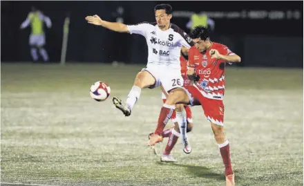  ?? RaFaEl PaCHECO ?? Daniel Colindres enfrentó a Cristopher Meneses, en el empate entre Saprissa y Santos.