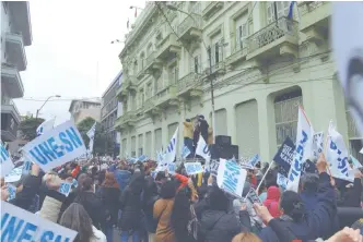  ??  ?? El ministro de Educación pidió a la Comisión Bicameral de Presupuest­o del Congreso que incluya en el proyecto de presupuest­o 2021 el pago del aumento para docentes desde el mes de julio.