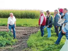  ?? Foto: AELF Wertingen ?? Der Geschäftsf­ührer der Gartenbauz­entrale Gundelfing­en, Achim Poetschke, führt die Besucher auf die Gemüsefeld­er.