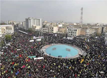  ?? Bild: Ebrahim Noroozi/tt ?? Tusentals demonstrer­ar till stöd för regeringen i Teheran måndagen 25 november.