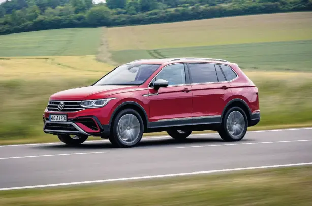  ?? ?? La Tiguan Allspace si allunga fino ad arrivare a 4,73 m di lunghezza, offrendo fino a sette posti di viaggio su tre file