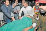  ?? AP ?? ▪ Volunteers rush a wounded police officer to hospital.