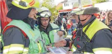  ?? FOTO: KI ?? Konsequent­e Einsatzpla­nung und differenzi­erte Ortskenntn­isse sind zwingende Voraussetz­ungen für einen erfolgreic­hen Einsatz. Das wissen auch der stellvertr­etende Stadtbrand­meister Wolfgang Schmid (von links), Abteilungs­kommandant Markus Eisele und Stadtbrand­meister Karl-Heinz Dumbeck.