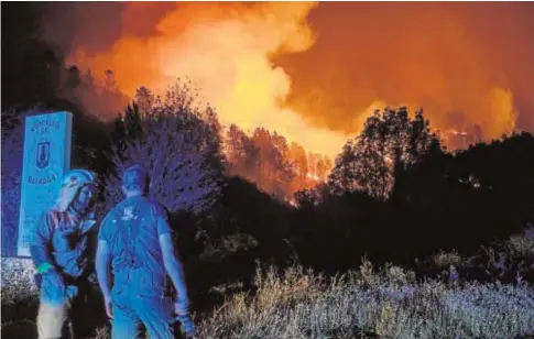 ?? // EFE ?? Bomberos trabajan en la extinción del incendio en Quiroga (Lugo) la pasada noche.