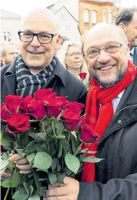  ??  ?? Im Wahlkampf waren Schleswig-Holsteins Ministerpr­äsident Torsten Albig und SPD-Chef Martin Schulz noch zuversicht­lich gewesen.