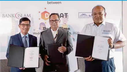  ?? PIC BY ASYRAF HAMZAH ?? Dapat Vista (M) Sdn Bhd executive director Sabri Rahman (centre) with Bank Islam Malaysia Bhd chief executive officer (CEO) Mohd Muazzam Mohamed (left) and Bank Muamalat Malaysia Bhd CEO Khairul Kamaruddin at the signing of collaborat­ion agreements for eJamin in Kuala Lumpur yesterday.