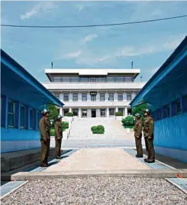  ?? (AFP PHOTO/KOREA SUMMIT PRESS POOL) ?? Des soldats nord-coréens devant la ligne de démarcatio­n dans le village transfront­alier de Panmunjeom, où a lieu le sommet entre Corée du Nord et Corée du Sud.