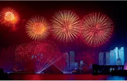  ??  ?? Le 9 juin 2018, un spectacle de feux d’artifice est tiré pour célébrer le Sommet de l’OCS à Qingdao.