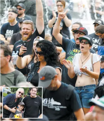  ??  ?? PHOTOS PASCAL HUOT Les passionnés de sports motorisés et de nombreuses personnali­tés, dont l’humoriste Michel Barrette et le hockeyeur Patrice Brisebois, ont pris part au rassemblem­ent qui se voulait familial et pacifique. En médaillon, les deux vedettes avec un jeune fan.