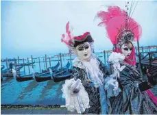  ?? FOTO: JIN YU/DPA ?? Höchstens zu zweit setzen sich die maskierten Venezianer dieses Jahr an Karneval in Szene.