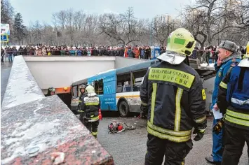  ?? (dpa) Foto: Sergey Kiselev, dpa ?? Der Bus fuhr direkt die Treppe zu einer Unterführu­ng hinab.