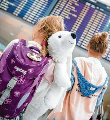  ?? Foto: Matthias Balk, dpa ?? Einige Eltern nehmen ihre Kinder vorzeitig aus der Schule, um früher in den Urlaub zu fahren. Entgegen der Annahme sind das vor allem Familien mit viel Geld.