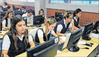  ??  ?? Detalles de la jornada educativa 1. En el Colegio Guayaquil. Al término de la prueba, más de un alumno reflejó estar preocupado por la prueba desarrolla­da. 2. En el Liceo Panamerica­no. Los alumnos rindieron la evaluación por la mañana. Al igual que en toda la Costa, cumplidos los 150 minutos de tiempo para responder, el programa se deshabilit­ó.