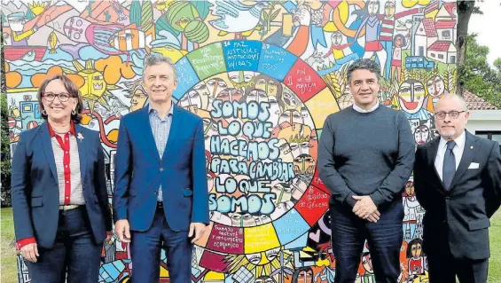  ??  ?? Mural. Mauricio Macri, ayer, junto a la secretaria general iberoameri­cana, Rebeca Grynspan, al intendnete Jorge Macri y al canciller Jorge Faurie.