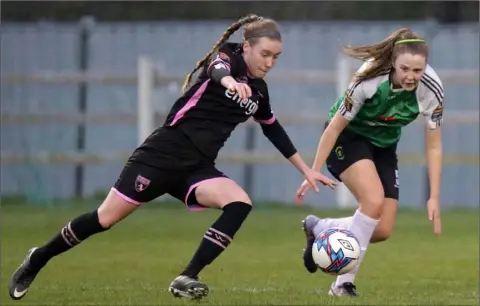  ??  ?? Internatio­nal striker Claire O’Riordan making life difficult for Chloe Moloney of Peamount United.