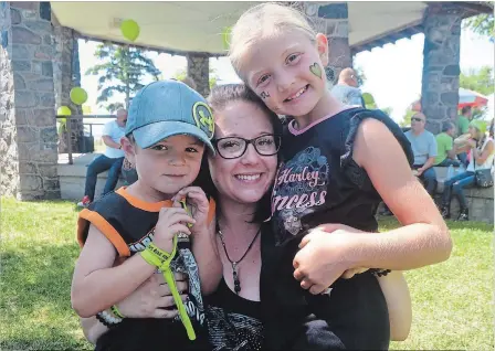  ?? MIKE ZETTEL METROLAND ?? Melilssa Mazzon-Duncan and her children, Kruze and Rayanna, enjoy a moment during a stop at H.H. Knoll park as part of Melissa’s Ride.