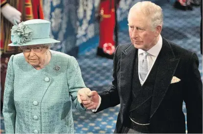  ??  ?? Nachdem Prinz Charles positiv getestet worden ist, fürchten die Briten, er könnte seine Mutter, die Queen (93), angesteckt haben.