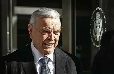  ?? Kena Betancur/AFP ?? Acusado de receber propina quando era presidente da CBF, José Maria Marin chega em tribunal para seu julgamento