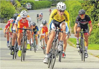  ?? FOTO: BERNHARD LINGENHÖLE ?? Justin Bellinger (gelbes Trikot) fuhr in Günzach auf den ersten Platz der U15-Konkurrenz.